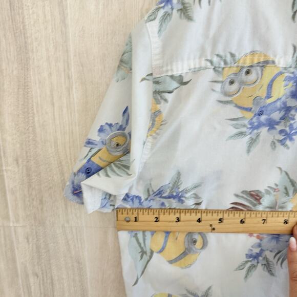 Despicable Me MINIONS Shirt Mens Medium Button Shirt Hawaiian Dave Stuart Beach - Picture 11 of 12